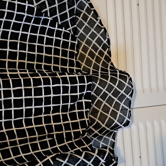 Sz M B/W Sleeveless top w hi front/ low back. Semi sheer at back at mid back. - Picture 6 of 7